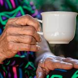 Äldre person håller en kaffekopp
